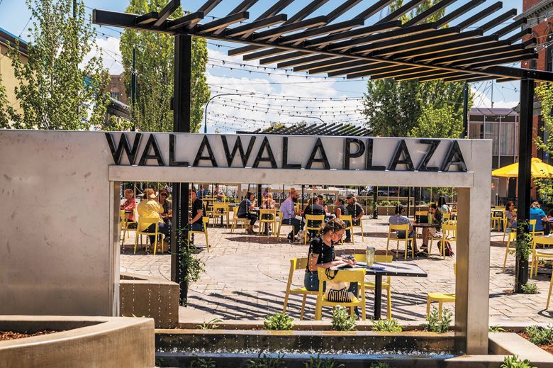 Walawála Plaza, furnished with tables, chairs and umbrellas, offers an inviting space for pedestrians to linger.##Photo by Richard Duval