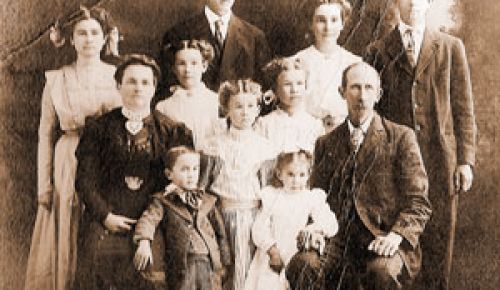 Darlene Looney’s great grandparents,
Tillie and W.T.Evans, both seated, are surrounded
by theirchildren in this 1910 family portrait.
Her great aunt,Ethel Aramenta, is pictured on
the far left.Photo provided