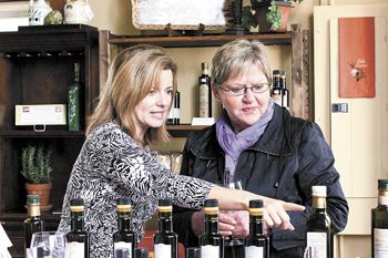 Gina Fanucchi (left) talks with a customer at her recently opened Newberg
storefront. Photo by Vanessa Mortinso.