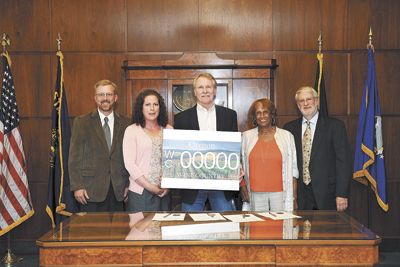 Gov. John Kitzhaber holds the proposed design for the Oregon Wine Country specialty license plate that will be available to Oregonians next year.
From left: Todd Davidson, CEO of the Oregon Tourism Commission; Angie Morris, CEO of Travel Salem; Gov. John Kitzhaber; Sen. Jackie Winters; and David Adelsheim