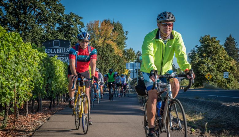 Cyclists leave
Eola Hills Wine
Cellars in Rickreall
for an August
ride as part of
the winery’s Bike
Oregon Wine
Country series. ##Photo courtesy Eola Hills Wine Cellars