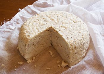 Queso Blanco (recipe below) is one of
the easiest fresh cheeses you can make. Urban
Cheesecraft owner Claudia Lucero added
smoked chili powder to this wheel.