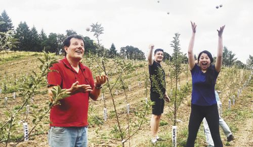 Nicholas Kristof with wife Sheryl
Wudunn and children Geoffrey and Caroline check on the cider apple trees planted on the family farm near Yamhill. ##Photo provided