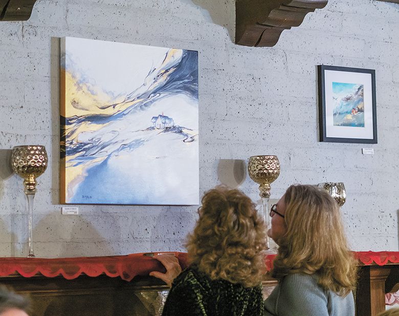 Guests at Hummingbird Estate looking at artwork. ##Photo by Kade Linville