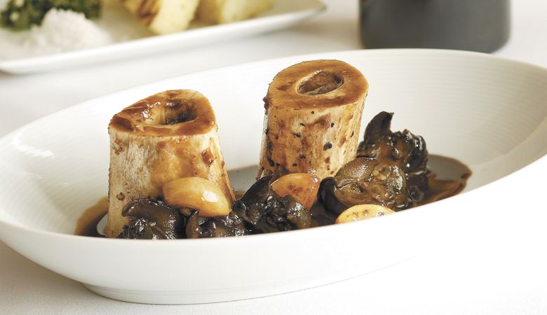 Escargot
Bordelaise with Roast
Marrow Bones as seen in The Paley s Place Cookbook.  ##Photo by John Valls