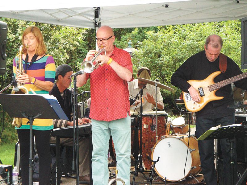 Guests enjoyed jazz with a few eclectic favorites from Ivie Meziere Band featuring Ellen Whyte and Afro/Cuban jazz band Picante. Guests enjoyed jazz with a few eclectic favorites from Ivie Meziere Band featuring Ellen Whyte and Afro/Cuban jazz band Picante.