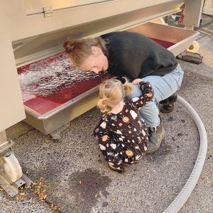 Kelsey Albro Itämeri, itä Wines’ owner and winemaker, 
sharing a harvest moment with her young daughter. ## Photo provided by itä Wines