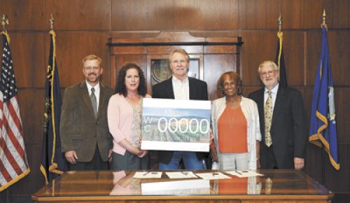 Gov. John Kitzhaber holds the proposed design for the Oregon Wine Country specialty license plate that will be available to Oregonians next year.
From left: Todd Davidson, CEO of the Oregon Tourism Commission; Angie Morris, CEO of Travel Salem; Gov. John Kitzhaber; Sen. Jackie Winters; and David Adelsheim