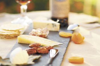 For Thanksgiving, try an all-Oregon cheese plate, featuring Up In Smoke, Rivers Edge Chevre, Brindisi Fontina, Willamette
Valley Cheese and Caveman Blue by Rogue
Creamery. Photo by Christine Hyatt.