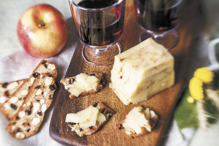 Rogue Creamery s CacowBelle, a cheddar delicately flavored with local Lillie Belle Chocolate and spices, pairs perfectly with Ledger David 2010 Orion s
Nebula, a red blend. Photo by Christine Hyatt.