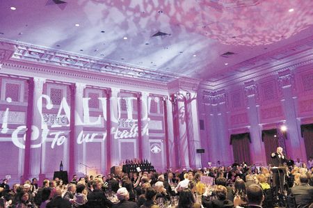 In 2009, Auctioneer Steve Talbot starts the bidding
on valuable lots offered at ¡Salud!’s live auction at
the Governor Hotel in downtown Portland.