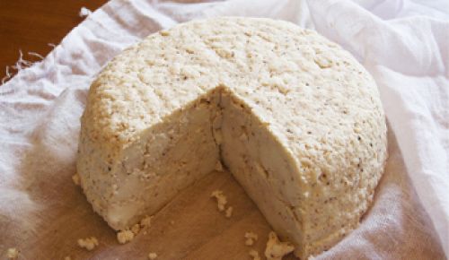 Queso Blanco (recipe below) is one of
the easiest fresh cheeses you can make. Urban
Cheesecraft owner Claudia Lucero added
smoked chili powder to this wheel.