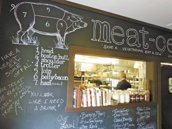 A blackboard explains Smithfields’ menu through a pig diagram, lists local producers and posts pro-meat mantras. A blackboard explains Smithfields’ menu through a pig diagram, lists local producers and posts pro-meat mantras.