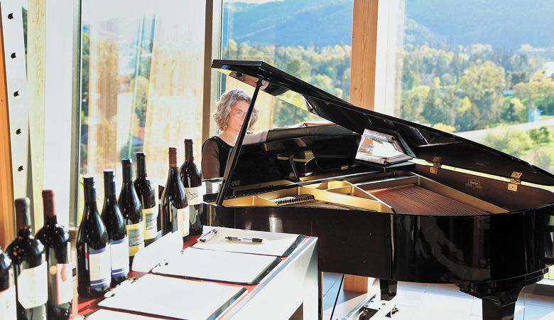 A pianist entertains
next to the event’s silent auction.##Photo by Andrew Calvert