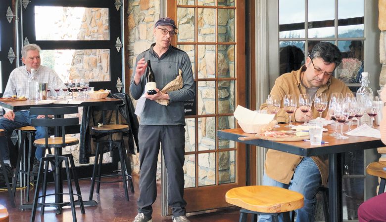 Steve Lutz,
owner/winemaker
of Lenné Estate,
guides guests during
a blind tasting
of his and other
Pinot Noirs.##Photo by Annelise Kelly