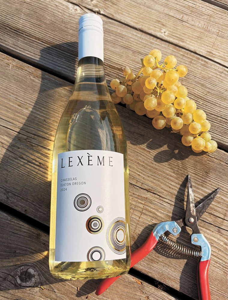 A bottle of Lex&egrave;me Wines Chasselas white wine beside fresh Chasselas grapes. ## Photo provided by Lex&egrave;me Wines