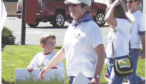 Susan Sokol Blosser marches in the Dayton
Harvest Festival parade with her grandson,
Nikolas, 8, who held his grandmother’s campaign
sign during the entire walk. Photo by Hannah Hoffman.