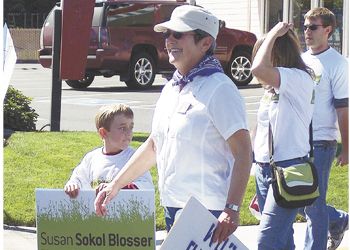 Susan Sokol Blosser marches in the Dayton
Harvest Festival parade with her grandson,
Nikolas, 8, who held his grandmother’s campaign
sign during the entire walk. Photo by Hannah Hoffman.