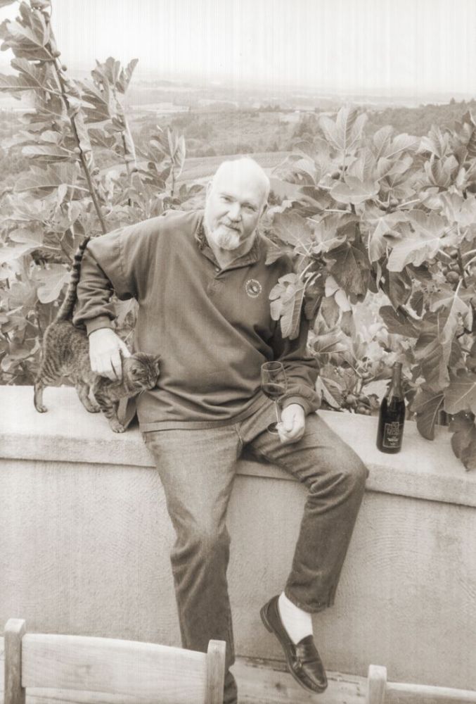 Dick Erath poses for a picture with a cat and a bottle of wine.##Jereld R. Nicholson Library, Linfield university, ¡Salud! Program Dick Erath poses for a picture with a cat and a bottle of wine.##Jereld R. Nicholson Library, Linfield university, ¡Salud! Program