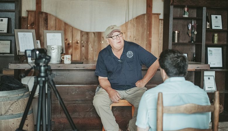 Linfield archivist Rich Schmidt interviews David Polite of Carlton Hill Vineyard outside Carlton.##Photo courtesy of the Oregon Wine History Archive