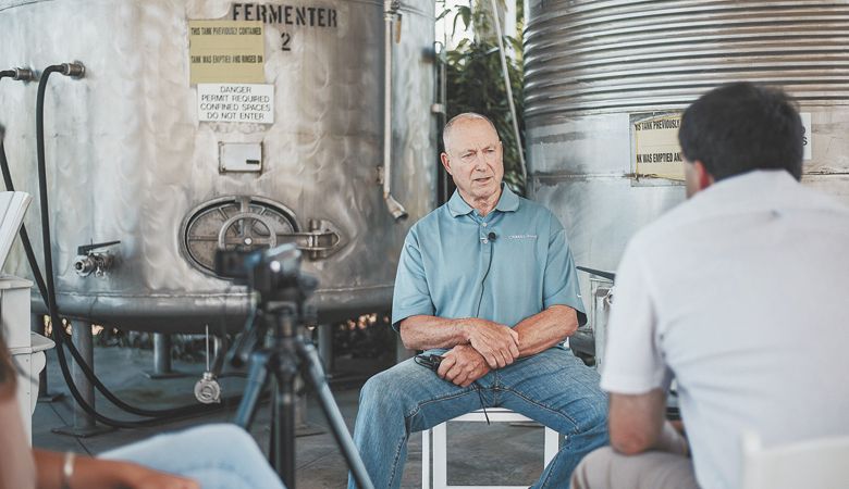 Linfield archivist Rich Schmidt interviews Jerry Marshall, owner of Oswego Hills Vineyard.##Photo courtesy of the Oregon Wine History Archive