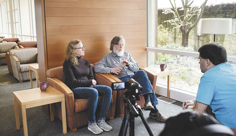 Linfield archivist Rich Schmidt interviews Jill and Brian O Donnell of Belle Pente Vineyard near Carlton. ##Photo courtesy of the Oregon Wine History Archive