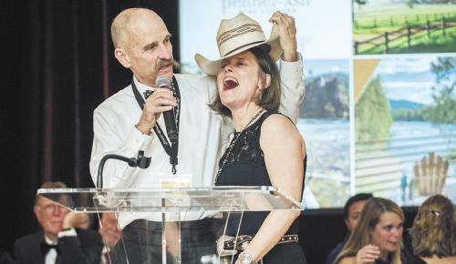 Rollin Soles presents Lynn Penner-Ash of Penner-Ash Wine Cellars the 2019 Legacy Winemaker Award at the ¡Salud! gala.##Photo by Kathryn Elsesser