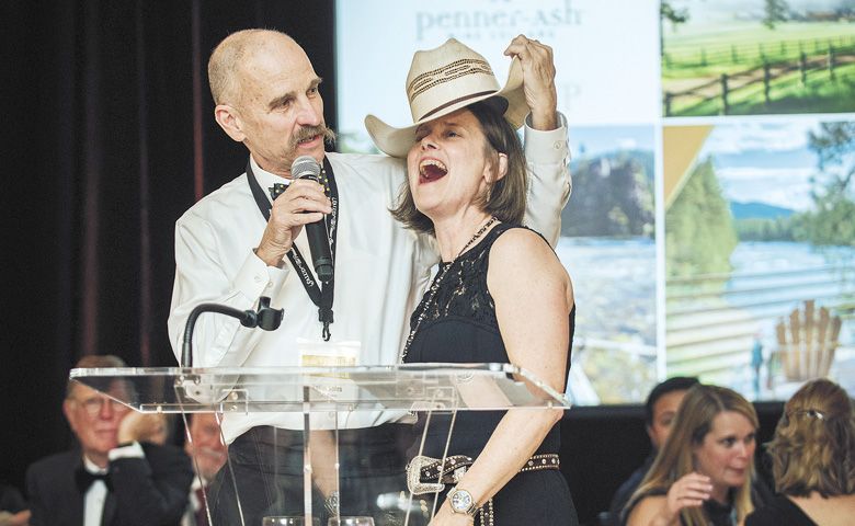 Rollin Soles presents Lynn Penner-Ash of Penner-Ash Wine Cellars the 2019 Legacy Winemaker Award at the ¡Salud! gala.##Photo by Kathryn Elsesser