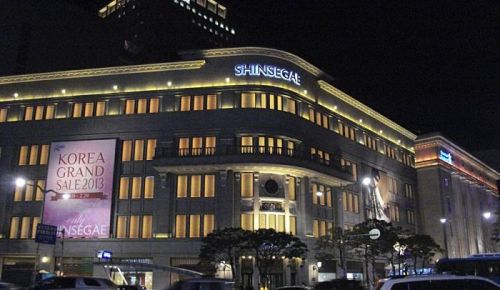 Shinsegae’s flagship department store in Centum City, Busan, is the world’s largest, surpassing Macy’s in New York City in 2009.