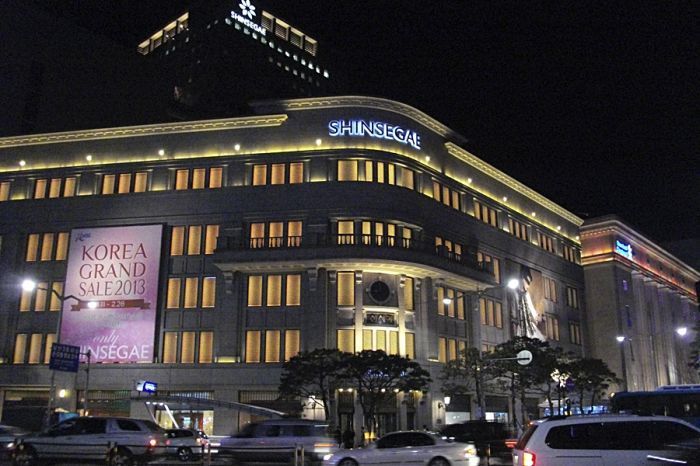 Shinsegae’s flagship department store in Centum City, Busan, is the world’s largest, surpassing Macy’s in New York City in 2009. Shinsegae’s flagship department store in Centum City, Busan, is the world’s largest, surpassing Macy’s in New York City in 2009.