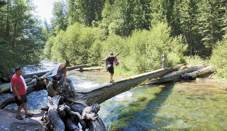 Guests of the 2008 Pinot Conference take a break, exploring the Umpqua River.  ##Photo by Andrea Johnson