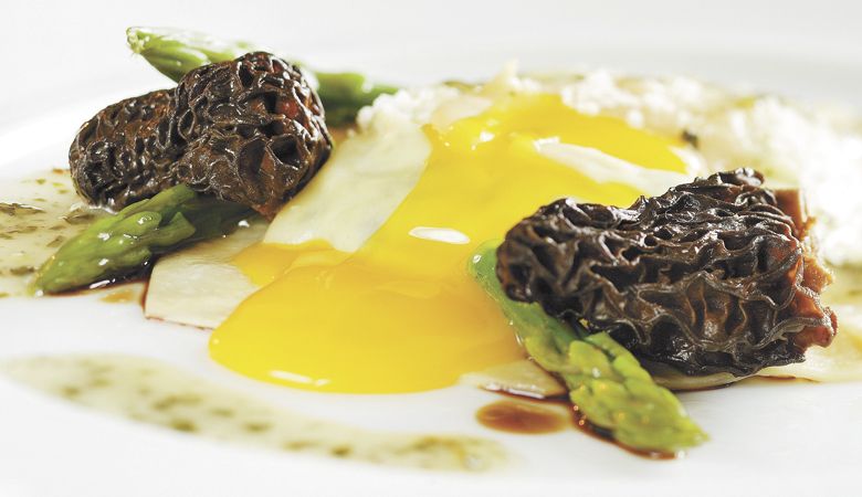 Soft-Egg
Raviolo, Morels and Asparagus as seen in The Paley s Place Cookbook. ##Photo by John Valls